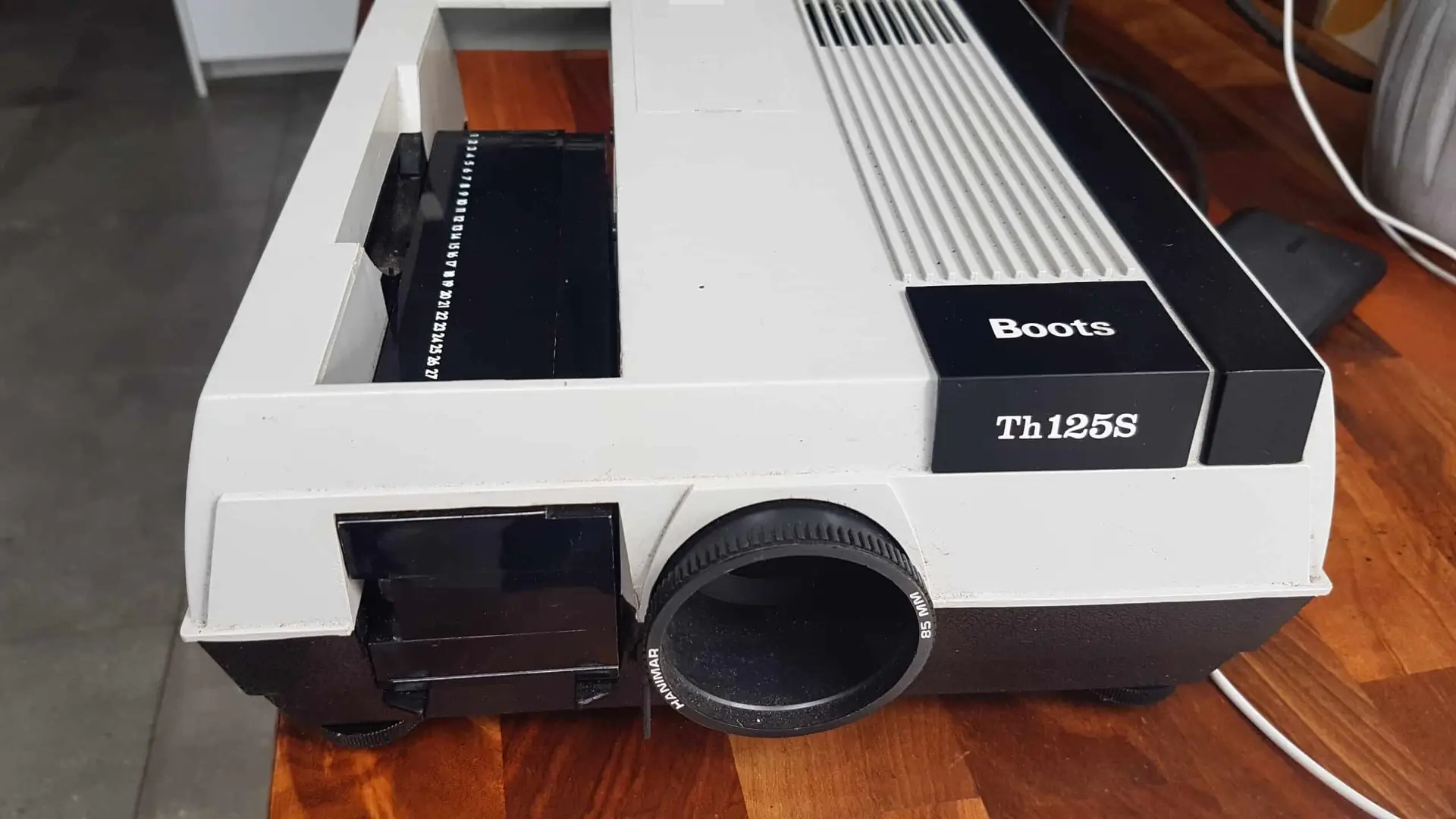 what is a slide projector -