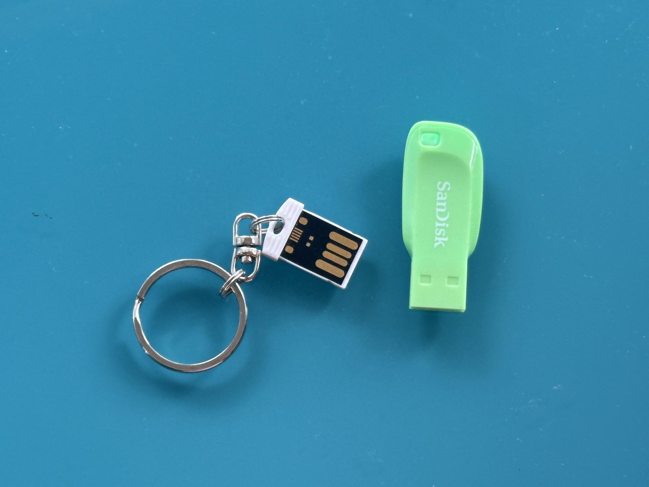 a USB and the inside of a usb side by side.